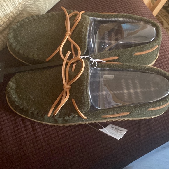 NWT Sonoma men moccasin slippers olive in color size XL (12-13) - Picture 2 of 6